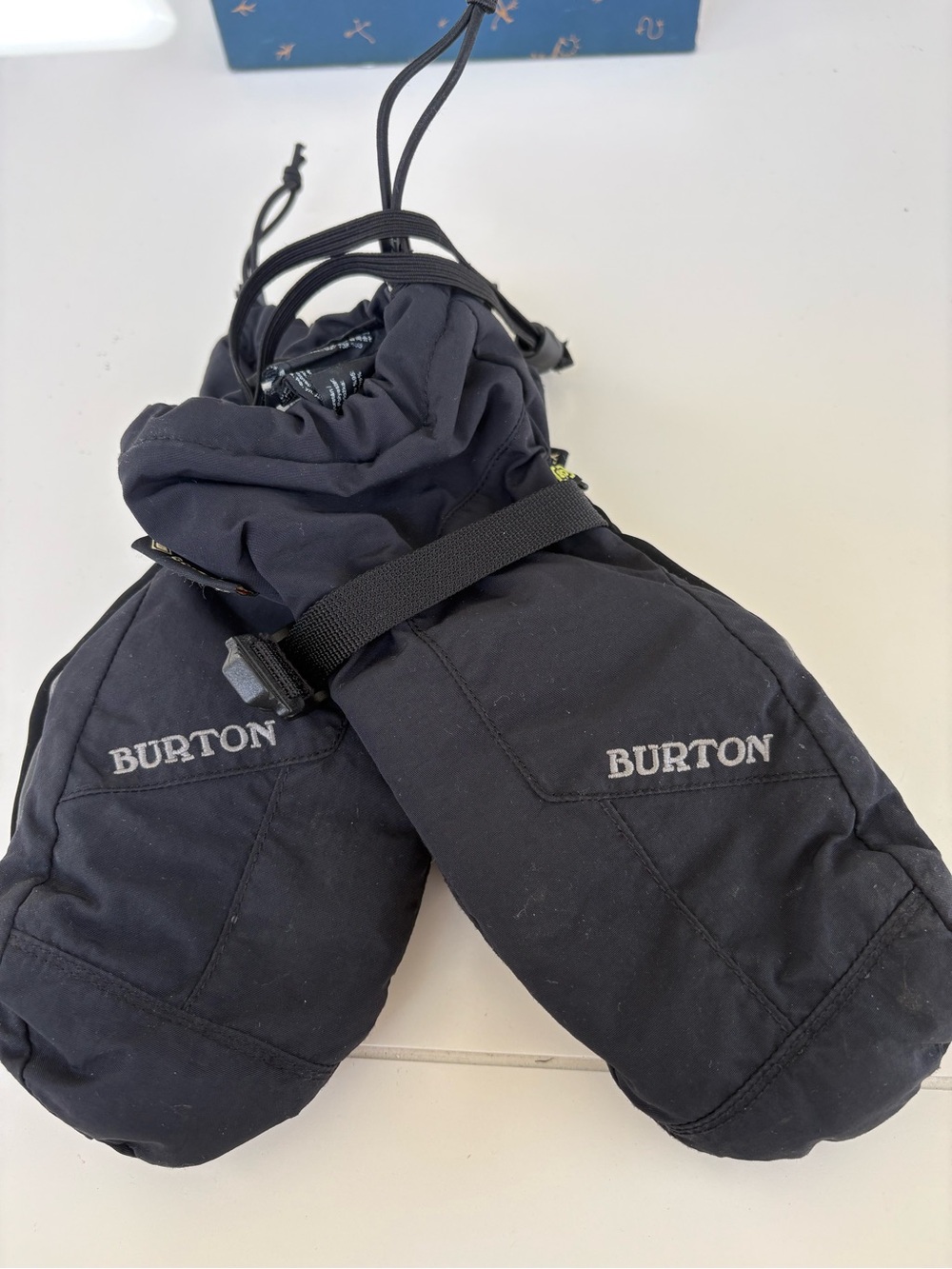 Burton Black Kids Insulated Gortex Snow Mittens (10420). Used. Size M